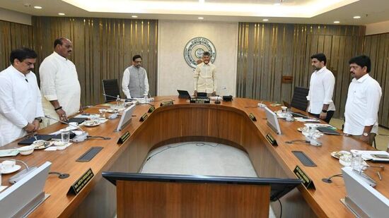 ఏపీ క్యాబినెట్ సమావేశంలో రతన్‌ టాటాకు నివాళులు అర్పిస్తున్న సీఎం చంద్రబాబు, మంత్రి వర్గ సహచరులు, టాటాకు నివాళులు అర్పించేందుకు సీఎం చంద్రబాబు, లోకేష్‌ ముంబైకు పయనం అయ్యారు.&nbsp;