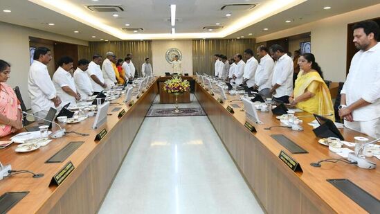 ప్రముఖ పారిశ్రామిక వేత్త రతన్‌ టాటాకు ఏపీ క్యాబినెట్‌ ఘనంగా నివాళులు అర్పించింది. &nbsp;టాటాకు సంతాప సూచకంగా &nbsp;క్యాబినెట్‌ సమావేశాన్ని వాయిదా వేశారు. అజెండా అంశాలను చర్చించకుండానే క్యాబినెట్ వాయిదా వేశారు. అనంతరం రతన్‌టాటాకు నివాళులు అర్పించారు.&nbsp;