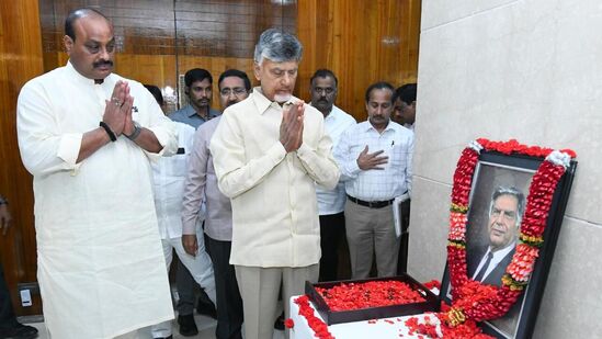 తిరుపతిలో క్యాన్సర్ హాస్పిటల్ నిర్మించిన రతన్ టాటా, &nbsp;విపత్తు సమయాల్లో కూడా మన రాష్ట్రానికి ఎంతో మేలు చేశారని మంత్రి అచ్చన్నాయుడు గుర్తు చేసుకున్నారు. &nbsp;చంద్రబాబు &nbsp;అభ్యర్థన మేరకు విశాఖలో టీసీఎస్ క్యాంపస్ ఏర్పాటు చేస్తామని &nbsp;టాటా గ్రూప్ నిన్ననే ప్రకటించిందని, &nbsp;కోట్ల మంది జీవితాల్లో వెలుగులు నింపిన రతన్ టాటా గారు మంచి మనస్సున్న స్ఫూర్తిదాయక పారిశ్రామికవేత్తగా మంత్రులు కొనియాడారు.&nbsp;