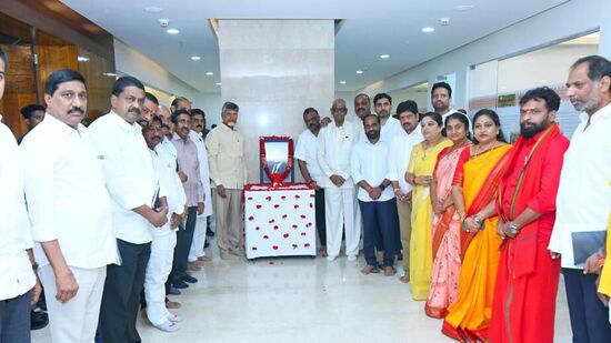 భారత పారిశ్రామిక రంగానికి దశ దిశ చూపించి నవతరం పారిశ్రామిక వేత్తలకు ఆదర్శప్రాయులైన గొప్ప వ్యక్తి రతన్ టాటా అని ఏపీ క్యాబినెట్‌ మంత్రులు కొనియాడారు.&nbsp;పారిశ్రామిక రంగానికి మానవత్వం జోడించి పేద ప్రజల సంక్షేమాన్ని ఆలోచించిన మానవతావాది రతన్ టాటా అని కీర్తించారు. &nbsp;దేశమే ముందు అనే సిద్ధాంతాన్ని ఆజన్మాంతం ఆచరించిన మహనీయుడని పేర్కొన్నారు.