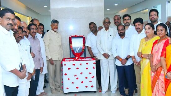 కోట్ల మంది ప్రజల హృదయాల్లో రతన్ టాటా &nbsp;జీవించే ఉంటారని ఏపీ మంత్రులు కొనియాడారు. కార్పొరేట్ రంగంలో వృద్ధి చెందుతూనే సామాన్యుల సంక్షేమం, అభివృద్ధిని సమాంతరంగా ఆకాంక్షించిన మహోన్నత మానవతా వాదిగా కీర్తించారు. &nbsp;ఉమ్మడి &nbsp;ఆంధ్రప్రదేశ్ అభివృద్ధిలో భాగంగా నాడు హైదరాబాద్ లో చంద్రబాబు &nbsp;కృషితో TCS ఏర్పాటు చేసి ఎంతో మంది యువతకు మంచి భవిష్యత్తు అందించారని మంత్రులు గుర్తు చేసుకున్నారు.&nbsp;