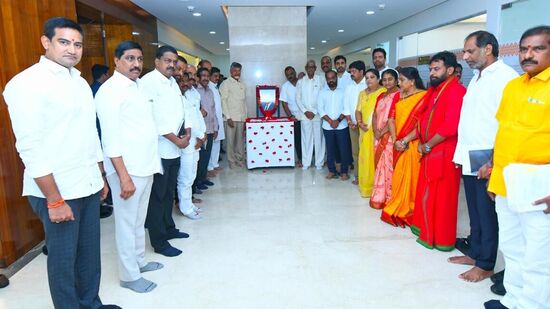 ప్రముఖ పారిశ్రామికవేత్త రతన్ టాటా ఆకస్మిక మృతి పట్ల గురువారం రాష్ట్ర సచివాలయంలో రాష్ట్ర ముఖ్యమంత్రి నారా చంద్రబాబు నాయుడు అధ్యక్షతన జరిగిన రాష్ట్ర మంత్రి మండలి సమావేశం నివాళులు అర్పించింది.