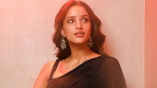 Tripti Dimri in Saree: తృప్తి డిమ్రి ఇప్పుడు బాలీవుడ్ లో రాజ్ కుమార్ రావ్ తో కలిసి విక్కీ ఔర్ విద్య కా వో వాలా వీడియో అనే మూవీతో ప్రేక్షకుల ముందుకు వస్తోంది.