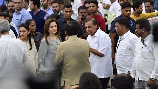 రిలయన్స్ ఇండస్ట్రీస్ చైర్మన్ ముకేశ్ అంబానీ, ఆయన సతీమణి నీతా, కుమారుడు ఆకాశ్, కోడలు శ్లోకా గురువారం ఎన్సీపీఏలో రతన్ టాటా పార్థివదేహానికి నివాళులర్పించారు.