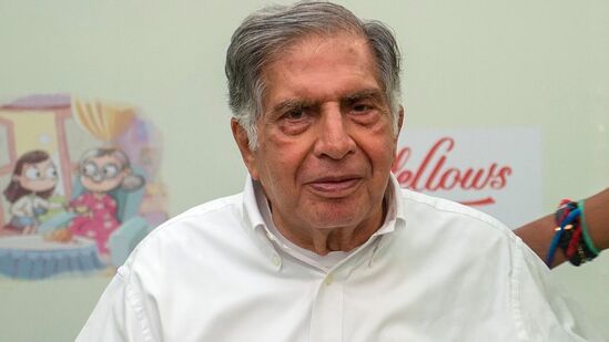 రతన్ టాటా ఎనిమిదో తరగతి వరకు ముంబైలోని క్యాంపియన్ స్కూల్లో, ఆ తర్వాత క్యాథడ్రల్ అండ్ జాన్ కానన్ స్కూల్, సిమ్లాలోని బిషప్ కాటన్ స్కూల్లో చదువుకున్నారు. 1955లో న్యూయార్క్ నగరంలోని రివర్ డేల్ కంట్రీ స్కూల్ నుంచి డిప్లొమా పొందారు.