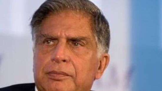 రతన్ టాటా అవివాహితుడు. వివిధ కారణాల వల్ల పెళ్లి చేసుకోలేకపోయాడు. లాస్ ఏంజెల్స్‌లో పని చేస్తున్నప్పుడు ప్రేమలో పడ్డారు. కానీ 1962లో జరిగిన ఇండో-చైనా యుద్ధం కారణంగా ఆమెను భారత్‌కు పంపడాన్ని ఆమె తల్లిదండ్రులు వ్యతిరేకించారు. దీంతో ప్రేమించిన వ్యక్తితో రతన్ టాటా పెళ్లి కాలేదు. తర్వాత పెళ్లి చేసుకోలేదు.