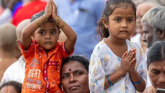 రథోత్సవంలో మలయప్ప స్వామికి భక్తితో మొక్కుతున్న చిన్నారులు