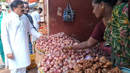 రైతు బజార్ ను తనిఖీ చేస్తున్న మంత్రి మనోహర్