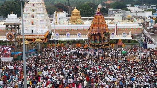 తిరుమలలో రథోత్సవం అన్నివిధాలా ప్రసిద్ధమైనది. ”రథస్థం కేశవం దృష్ట్వా పునర్జన్మనవిద్యతే” అన్న ఆర్షవాక్కులు రథోత్సవం మోక్షప్రదాయకమని వివరిస్తున్నాయి. తిరుమాడ వీథులలో రథాన్ని లాగేటప్పుడు ప్రమాదాలు జరుగకుండా అధికారులు తగిన జాగ్రత్తలు తీసుకున్నారు. రథానికి తాళ్ళుకట్టి వీధులలో భక్తులు, అధికారులు అందరూ రథాన్ని ముందుకు లాగారు.
