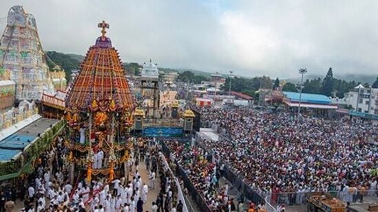 బ్రహ్మోత్సవాలలో ఎనిమిదో రోజున ఉభయ దేవేరులతో మలయప్పస్వామిని మహోన్నత రథంపై అధిష్ఠింపజేసి ఆలయ వీథులలో విహరింపజేశారు.&nbsp;