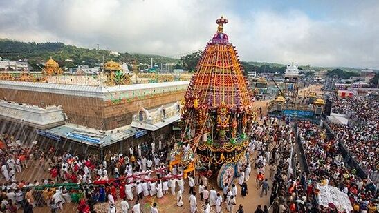 తిరుమల శ్రీవారి సాలకట్ల బ్రహ్మోత్సవాలలో ఎనిమిదో రోజైన శుక్రవారం ఉదయం 7 గంటలకు ఉభయదేవేరులతో కూడిన శ్రీ మలయప్పస్వామి వారి రథోత్సవం అంగరంగ వైభవంగా జరిగింది. పెద్ద సంఖ్యలో భక్తులు పాల్గొని స్వామివారి రథాన్ని లాగారు.