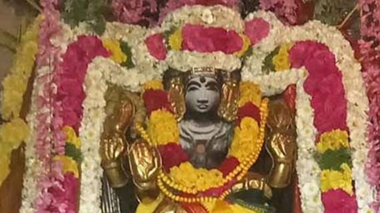 వృషభరాశిలో బృహస్పతి తిరోగమనం తదుపరి 4 నెలల వరకు క్రమంగా ఉంటుంది. ఫిబ్రవరి 4, 2025న, గురు భగవాన్ ప్రత్యక్ష మార్గంలోకి వస్తాడు. వేద జ్యోతిషశాస్త్రంలో తొమ్మిది గ్రహాలలో గురుని తిరోగమన సంచారం చాలా ప్రత్యేకంగా పరిగణించబడుతుంది. ఈ సందర్భంలో, అక్టోబర్ 9 న, గురు భగవాన్ తిరోగమన రీతిలో ప్రయాణించడం ప్రారంభించారు. బృహస్పతి తిరోగమన సంచారము అనేక రాశులపై సానుకూల, ప్రతికూల ప్రభావాలను కలిగి ఉంటుంది. అయితే మూడు రాశుల వారి జీవితంలో చాలా అనుకూలమైన ప్రభావం ఉంటుంది.