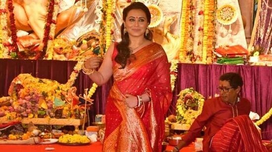 Alia Bhatt Durga Puja: బాలీవుడ్ నటి రాణీ ముఖర్జీ కూడా నవరాత్రి ఉత్సవాల్లో ప్రతి రోజూ ప్రత్యేక పూజల్లో పాల్గొంటోంది. తాజాగా శుక్రవారం (అక్టోబర్ 11) ఆమె ఇలా ఎర్రటి చీరలో దుర్గా పూజలో పార్టిసిపేట్ చేసింది.