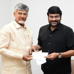 <p>ఏపీ సీఎం చంద్రబాబును హైదరాబాద్ లోని ఆయన నివాసంలో ప్రముఖ సినీ హీరో, మెగాస్టార్ చిరంజీవి శనివారం కలిశారు. ఏపీలో వరద బాధితుల సహాయార్థం ముఖ్యమంత్రి సహాయ నిధికి తన తరపున రూ.50 లక్షలు, తన తనయుడు హీరో రామ్ చరణ్ తరపున రూ.50 లక్షల విరాళం అందించారు.&nbsp;</p>