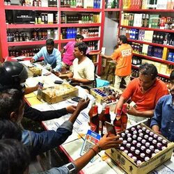 <p>తెలంగాణలో దసరా, బతుకమ్మ సంబరాలు ఎంతో ఘనంగా జరిగాయి. పండగంటే ప్రతి ఇంట్లో మటన్ ముక్క, మద్యం చుక్క ఉండాల్సిందే. దీంతో రాష్ట్రంలో గత 8 రోజుల్లో మద్యం విక్రయాలు భారీగా పెరిగాయి. సాధారణ రోజుల్లో విక్రయాలతో పోలిస్తే 25 శాతం(5 రోజుల్లో) అధికంగా మద్యం అమ్మకాలు జరిగాయని దుకాణదారులు అంటున్నారు.&nbsp;</p>