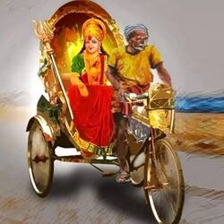 <p>1955లో ఓ రిక్షా కార్మికుడు అర్ధరాత్రి సెకండ్ షో సినిమా తర్వాత వచ్చే బేరాలు చూసుకుని, రిక్షా తొక్కుకుంటూ తిరిగి ఇంటికి వెళుతోంటే అతడిని ఓ ముత్తైదువ ఆపింది. తనను ఇంద్రకీలాద్రి కొండ వద్దకు తీసుకువెళతావా? అని చిరునవ్వుతో అడిగింది. అప్పటికే అలసిపోయినా రిక్షావాడు ఆవిడ ముఖంలో వెలుగును చూసి ఎక్కండమ్మా తీసుకెళ్తా అన్నాడు. కొంత సేపటి తరువాత ఆవిడ మాట్లాడుతూ... ఈ అర్ధరాత్రి వేళ కష్టబడుతున్నావు, నీకు భయం వేయదా? అని అతడిని అడిగింది. దానికతడు చిన్నగా నవ్వి భయం ఎందుకు అమ్మా...మా బెజవాడ దుర్గమ్మ తల్లి మమ్మల్ని ఎల్లప్పుడూ సల్లగా చూస్తుంటుందని చెప్పాడు. ఇంతలో ఇంద్రకీలాద్రి వచ్చేసింది. ఆవిడ రిక్షా దిగి ఏం మాట్లాడకుండా కొండ వైపునకు వెళ్లిపోయింది. రిక్షా అతను అమ్మా డబ్బులు అని చిన్నగా అడిగాడు. ఆవిడ ఒక్కక్షణం ఆగి మళ్లీ నడక కొనసాగించి ఆ చీకట్లో కనుమరుగైంది. అతడికి ఏం అర్థం కాలేదు.</p>