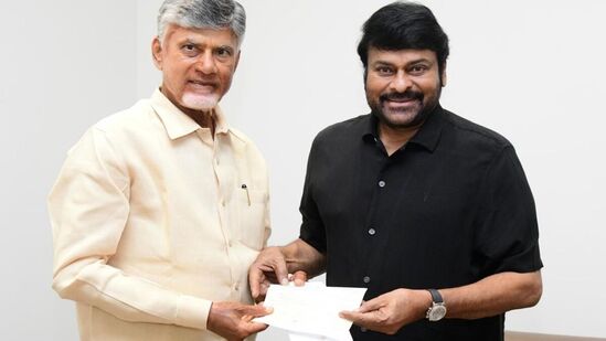 ఏపీ సీఎం చంద్రబాబును హైదరాబాద్ లోని ఆయన నివాసంలో ప్రముఖ సినీ హీరో, మెగాస్టార్ చిరంజీవి శనివారం కలిశారు. ఏపీలో వరద బాధితుల సహాయార్థం ముఖ్యమంత్రి సహాయ నిధికి తన తరపున రూ.50 లక్షలు, తన తనయుడు హీరో రామ్ చరణ్ తరపున రూ.50 లక్షల విరాళం అందించారు.&nbsp;