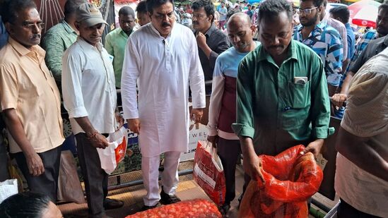 పామాయిల్, సన్ ఫ్లవర్ ఆయిల్, కందిపప్పు, టమోటా, ఉల్లిపాయలు రైతు బజార్ లలో కౌంటర్లు ఏర్పాటు చేసి మార్కెట్ ధర కంటే రూ.10 నుంచి రూ.15 తక్కువకు అమ్మకాలు చేస్తున్నట్లు మంత్రులు, అధికారులు సీఎం చంద్రబాబుకు తెలిపారు. విజిలెన్స్ డిపార్ట్‌మెంట్ క్రియాశీలకంగా పనిచేయాలని, వ్యాపారులు కూడా సహకరించేలా చూడాలని సీఎం అధికారులకు సూచించారు.&nbsp;