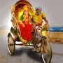 <p>1955లో ఓ రిక్షా కార్మికుడు అర్ధరాత్రి సెకండ్ షో సినిమా తర్వాత వచ్చే బేరాలు చూసుకుని, రిక్షా తొక్కుకుంటూ తిరిగి ఇంటికి వెళుతోంటే అతడిని ఓ ముత్తైదువ ఆపింది. తనను ఇంద్రకీలాద్రి కొండ వద్దకు తీసుకువెళతావా? అని చిరునవ్వుతో అడిగింది. అప్పటికే అలసిపోయినా రిక్షావాడు ఆవిడ ముఖంలో వెలుగును చూసి ఎక్కండమ్మా తీసుకెళ్తా అన్నాడు. కొంత సేపటి తరువాత ఆవిడ మాట్లాడుతూ... ఈ అర్ధరాత్రి వేళ కష్టబడుతున్నావు, నీకు భయం వేయదా? అని అతడిని అడిగింది. దానికతడు చిన్నగా నవ్వి భయం ఎందుకు అమ్మా...మా బెజవాడ దుర్గమ్మ తల్లి మమ్మల్ని ఎల్లప్పుడూ సల్లగా చూస్తుంటుందని చెప్పాడు. ఇంతలో ఇంద్రకీలాద్రి వచ్చేసింది. ఆవిడ రిక్షా దిగి ఏం మాట్లాడకుండా కొండ వైపునకు వెళ్లిపోయింది. రిక్షా అతను అమ్మా డబ్బులు అని చిన్నగా అడిగాడు. ఆవిడ ఒక్కక్షణం ఆగి మళ్లీ నడక కొనసాగించి ఆ చీకట్లో కనుమరుగైంది. అతడికి ఏం అర్థం కాలేదు.</p>