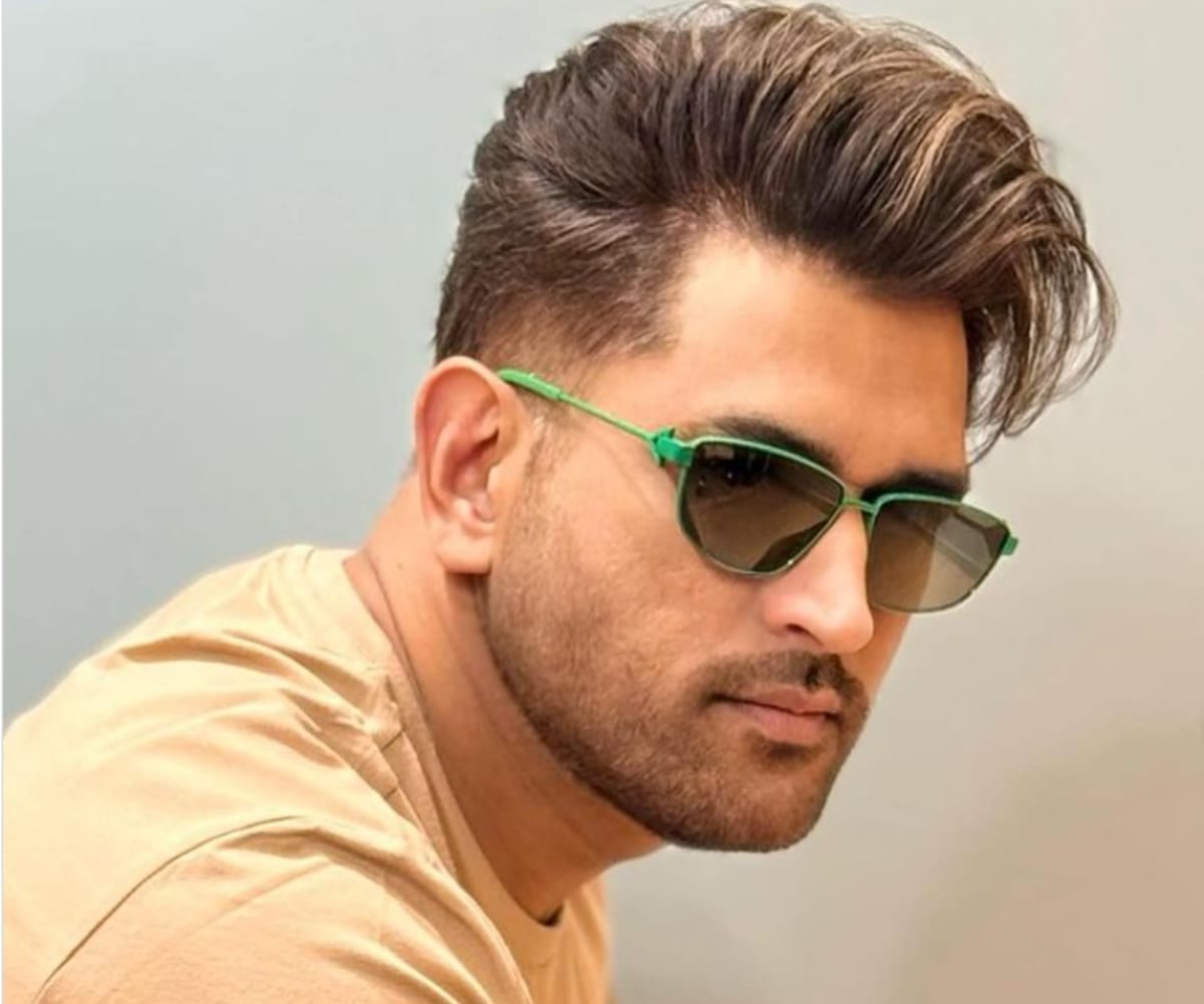 ఎంఎస్ ధోనీ తనదైన శైలితో క్రికెట్ ప్రపంచంలో తనదైన ముద్ర వేశాడు. నేటికీ ధోనీ స్వాగ్, అతని హెయిర్ స్టైల్ అభిమానులకు బాగా నచ్చాయి. ఈసారి మహేంద్ర సింగ్ ధోనీ కొత్త స్టైల్లో అభిమానుల ముందుకు వచ్చాడు.&nbsp;