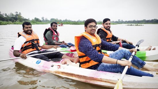 అనంతగిరి హిల్స్ చూడటానికి అనేక ప్రాంతాల నుంచి టూరిస్టులు వస్తుంటారు. ఇక్కడ ఆహ్లాదం, ఆనందం రెండూ లభిస్తాయి. అనంతగిరి హిల్స్ వద్ద బోటింగ్ చాలా స్పెషల్. అందమైన అడవులు మధ్య సాగే బోటింగ్ మధురానుభూనిస్తుంది.&nbsp;