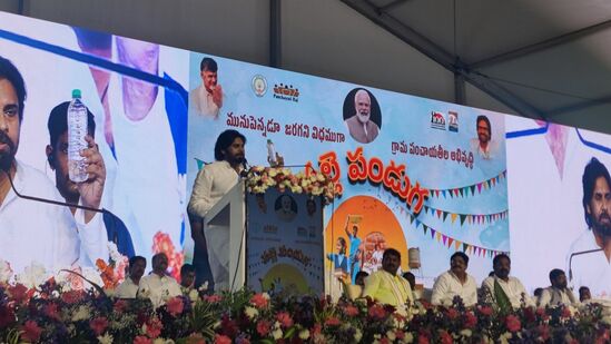 ముఖ్యమంత్రి చంద్రబాబు అపార అనుభవం &nbsp;&nbsp;&nbsp;&nbsp;రాష్ట్రాభివృద్ధికి కీలకం అని డిప్యూటీ సీఎం పవన్ కల్యాణ్ అన్నారు. &nbsp;చంద్రబాబు నాయకత్వంలో &nbsp;అభివృద్ధి కార్యక్రమాలు చేపడుతూ అన్ని రంగాల్లో ముందుకు వెళుతుందన్నారు. ప్రతీ పంచాయతీలో ఏం పనులు జరుగుతున్నాయనేది &nbsp;ప్రజలకు తెలియాలని, ప్రతీ పంచాయతీ కార్యాలయంలో సిటిజన్ నాలెడ్జ్ బోర్డ్ ఏర్పాటు చేసి వివరాలు తెలియపరుస్తున్నామన్నారు.&nbsp;