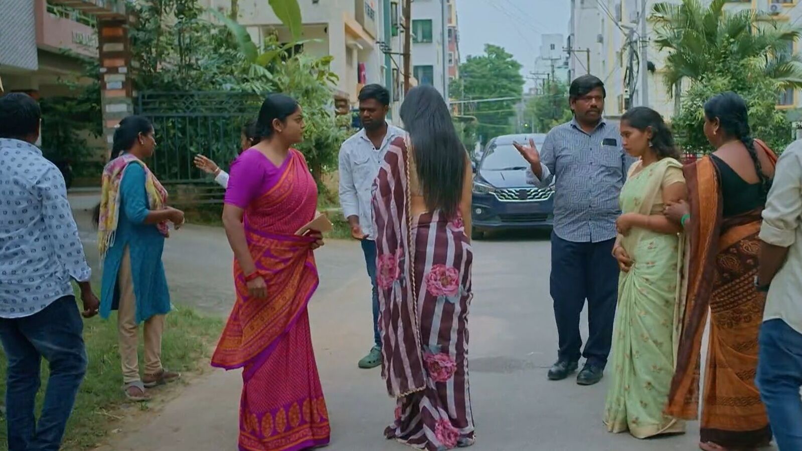 Karthika deepam october 15th episode: రోడ్డుపై జ్యోత్స్న చెంప పగలగొట్టిన వంటలక్క-మరోసారి ఇంట్లో నుంచి వెళ్లిపోయిన దీప