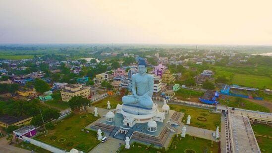 ఏపీలో కూటమి సర్కార్ అధికారంలోకి రావడంతో అమరావతి రాజధాని పనులు స్పీడందుకున్నాయి. రాజధాని ప్రాంతంలో దాదాపుగా జంగిల్ క్లియరెన్స్ పనులు పూర్తయ్యాయి. ఈ నేపథ్యంలో రాజధాని అమరావతి ప్రాంతంలో నిర్మించే అసెంబ్లీ, హైకోర్టు, సచివాలయం, అధికారుల కార్యాలయాల ఆకృతులపై ఏపీ సర్కార్ కీలక నిర్ణయం తీసుకుంది.&nbsp;