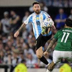 <p>Messi Hat-Trick Goals: ఫిఫా వరల్డ్ కప్ ఢిఫెండింగ్ ఛాంపియన్ అర్జెంటీనా క్వాలిఫయర్స్ లో చెలరేగిపోయింది. బొలివియాతో జరిగిన మ్యాచ్ లో స్టార్ ప్లేయర్ మెస్సీ ఏకంగా మూడుగోల్స్ చేయడంతోపాటు రెండు గోల్స్ చేయడంతో సాయపడ్డాడు. దీంతో 6-0తో అర్జెంటీనా విజయం సాధించింది.</p>