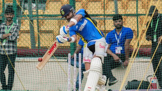 Ind vs NZ 1st Test: న్యూజిలాండ్ తో మూడు టెస్టుల సిరీస్ లో కోహ్లీ సెంచరీ సాధిస్తే టెస్టుల్లో అత్యధిక సెంచరీలు చేసిన బ్యాట్స్ మెన్ జాబితాలో మాథ్యూ హేడెన్, శివనరైన్ చందర్ పాల్ లను సమం చేస్తాడు. హేడెన్, చందర్ పాల్ టెస్టుల్లో చెరో 30 సెంచరీలు చేశారు. కోహ్లీ తన టెస్టు కెరీర్లో 29 సెంచరీలు, 30 హాఫ్ సెంచరీలు సాధించాడు.
