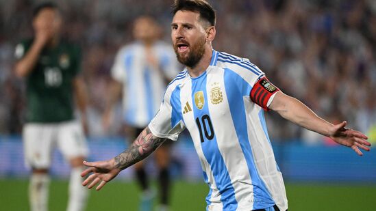 Messi Hat-Trick Goals: మెస్సీ స్వయంగా మూడు గోల్స్ చేయడమే కాకుండా.. మార్టినెజ్, అల్వారెజ్ గోల్స్ చేయడంలో సాయం చేశాడు. ఆ లెక్కన మెస్సీ మ్యాచ్ మొత్తంలో 5 గోల్స్ చేసినట్లు అయింది.