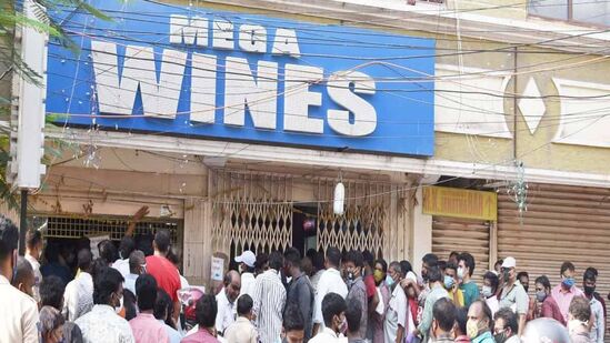 2019కి ముందున్న మద్యం బ్రాండ్లు తిరిగి అందుబాటులోకి వచ్చాయి. దీంతో మందుబాబులు ఫుల్ హ్యాపీగా ఉన్నారు. కింగ్ ఫిషర్, రాయల్ స్టాగ్, మాన్షన్ హౌస్, ఇంపీరియల్ బ్లూ వంటి బ్రాండ్లను చూసి మందుబాబులు ఆనందంలో తేలియాడుతున్నారు. మద్యం షాపుల్లో నగదుతో పాటు డిజిటల్ పేమెంట్లను తీసుకుంటున్నారు.&nbsp;