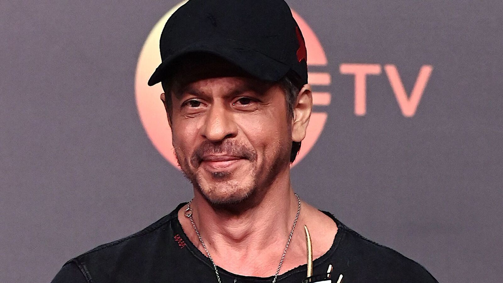 Most Handsome Actor: ప్రపంచంలో మోస్ట్ హ్యాండ్సమ్ యాక్టర్ ఎవరో తెలుసా? షారుక్ ఖాన్‌కు పదో స్థానం