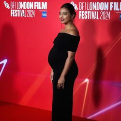 <p>Radhika Apte Pregnancy: &nbsp;తన నెక్ట్స్ మూవీ సిస్టర్ మిడ్‌నైట్ యూకే ప్రీమియర్ సందర్భంగా రాధికా తన ప్రెగ్నెన్సీని బయటపెట్టింది. బేబీ బంప్ తో కనిపించి షాకిచ్చింది.</p>