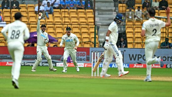 Ind vs NZ 1st Test: ఇక ఇండియన్ టీమ్ టాప్ 7లో నలుగురు డకౌట్ అయిన సందర్భం చివరిసారిగా 2014లో మాంచెస్టర్ లో ఇంగ్లండ్ తో జరిగిన టెస్టులో నమోదైంది. ఆ మ్యాచ్ లో పుజారా, విజయ్, కోహ్లి, జడేజా డకౌటయ్యారు.