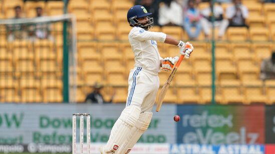 Ind vs NZ 1st Test: ఇదొక్కటే కాదు.. బెంగళూరు టెస్టు తొలి ఇన్నింగ్స్ లో ఏకంగా ఐదుగురు ఇండియన్ బ్యాటర్లు డకౌటయ్యాడు. అందులో తొలి ఏడు మందిలో ఉన్నవాళ్లే నలుగురు. ఇలా భారత గడ్డపై తొలి ఏడు స్థానాల్లో బ్యాటింగ్ వచ్చిన నలుగురు డకౌట్ కావడం ఇండియన్ క్రికెట్ చరిత్రలో ఇదే తొలిసారి.