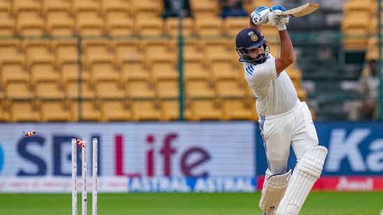 Ind vs NZ 1st Test: భారత గడ్డపైనే కాదు, టెస్టు చరిత్రలో ఆసియా గడ్డపై అత్యల్ప స్కోరు చేసిన అవమానాన్ని భారత్ మూటగట్టుకుంది. గురువారం (అక్టోబర్ 17) బెంగళూరులో న్యూజిలాండ్ తో మొదలైన తొలి టెస్టు మ్యాచ్ లో టీమిండియా తొలి ఇన్నింగ్స్ లో 46 పరుగులకే ఆలౌటైంది. ఆసియా గడ్డపై భారత్ కు ఇదే అత్యల్ప స్కోరు. ఇంతకుముందు పాకిస్థాన్ తో మ్యాచ్ లో వెస్టిండీస్ కేవలం 53 పరుగులకే ఆలౌటైన రికార్డును ఇండియన్ టీమ్ తిరగరాసింది.