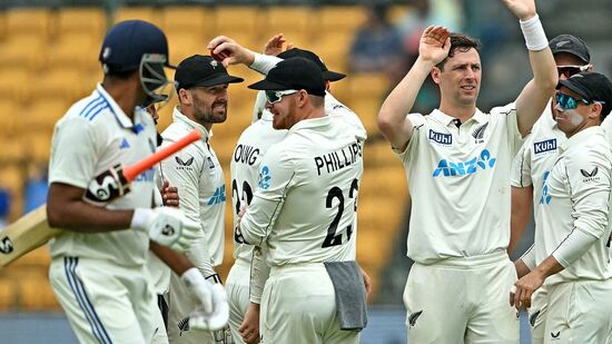 Ind vs NZ 1st Test Day 2: టీమిండియా స్వదేశంలో వరుసగా 18 టెస్టు సిరీస్ లు గెలిచి ఊపు మీద న్యూజిలాండ్ పైబరిలోకి దిగింది. కానీ ఫ్యాన్స్ దిమ్మదిరిగేలా తొలి టెస్ట్ తొలి ఇన్నింగ్స్ లోనే కేవలం 46 పరుగులకు కుప్పకూలి పరువు తీశారు. అయితే దీనికి ఈ ఐదు కారణాలు అని క్రికెట్ పండితులు విశ్లేషిస్తున్నారు.