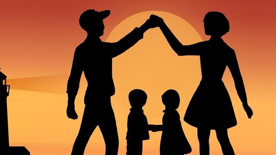 పిల్లల పేరుతో పాలసీ ఉంటే తల్లిదండ్రులకు ఏదైనా ప్రమాదం జరిగితే వారి జీవితాలకు సరైన భద్రత ఉండదు. పిల్లలు చదువుకునే స్థితికొచ్చేసరికి బీమా సొమ్ము ఆసరాగా నిలిచినా అప్పటి వరకు మిగిలిన కుటుంబానికి &nbsp;ఇల్లు గడిచే వెసులుబాటు ఉండదు. ఆదాయానికి, వయసుకి తగిన బీమా కవరేజ్ ఉన్నప్పుడు సరైన పాలసీలు తీసుకోవడం మంచిది.&nbsp;&nbsp;