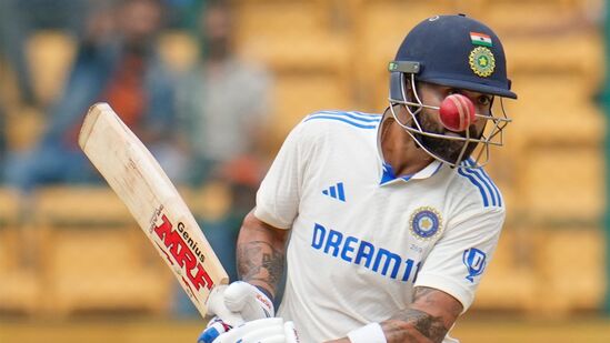 Ind vs NZ 1st Test Day 3: న్యూజిలాండ్ తొలి ఇన్నింగ్స్ స్కోరు కంటే ఇంకా 125 పరుగులు వెనుకబడే ఉంది. ఎలాగోలా ఇన్నింగ్స్ ఓటమి తప్పించుకోవడానికి ప్రయత్నించినా.. మొత్తంగా టెస్టులో ఓటమి నుంచి బయటపడుతుందా లేదా అన్నది తేలాల్సి ఉంది. ప్రస్తుతం సర్ఫరాజ్ ఖాన్ 70 పరుగులతో క్రీజులో ఉండగా.. రిషబ్ పంత్, కేఎల్ రాహుల్, జడేజా, అశ్విన్ లాంటి వాళ్లు ఇంకా బ్యాటింగ్ కు దిగాల్సి ఉంది.