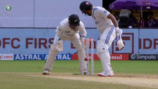 Ind vs NZ 1st Test Day 3: టీమిండియా రెండో ఇన్నింగ్స్ లో కెప్టెన్ రోహిత్ శర్మ కూడా హాఫ్ సెంచరీ చేశాడు. అతడు 52 పరుగులు చేయగా.. యశస్వి జైస్వాల్ 35 రన్స్ చేశాడు. నాలుగో రోజు టీమిండియా బ్యాటర్లు ఎంత మేర న్యూజిలాండ్ బౌలర్లను సమర్థంగా ఎదుర్కొంటారన్నదానిపైనే ఈ మ్యాచ్ ఫలితం ఆధారపడి ఉంది.