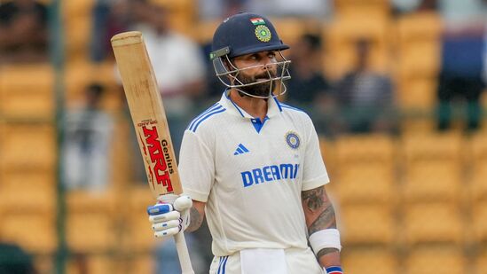 Ind vs NZ 1st Test Day 3: బెంగళూరు టెస్టు తొలి ఇన్నింగ్స్ లో డకౌటైన విరాట్ కోహ్లి రెండో ఇన్నింగ్స్ లో 70 రన్స్ చేశాడు. అయితే 46 పరుగులకే ఆలౌట్ కావడం అనేది ఈ మ్యాచ్ లో టీమిండియాను ఇంకా ఓటమి భయం నుంచి బయటపడేయడం లేదు. మరో రెండు రోజుల ఆట మిగిలి ఉండటంతో గట్టెక్కడం అంత సులువు కాకపోవచ్చు.