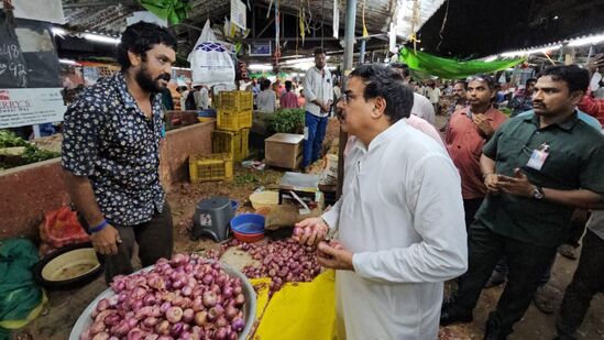 రైతు బజార్లో ఆకస్మిక తనిఖీలు నిర్వహిస్తున్న నాదెండ్ల మనోహర్