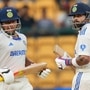 Ind vs NZ 1st Test Day 3: బెంగళూరు టెస్టు మూడో రోజు ఆటలో టీమిండియా కాస్త కోలుకుంది తొలి ఇన్నింగ్స్ లో న్యూజిలాండ్ ను 402 పరుగులకు ఆలౌట్ చేసిన తర్వాత రెండో ఇన్నింగ్స్ మొదలు పెట్టిన టీమ్.. మూడో రోజు ముగిసే సమయానికి 3 వికెట్లకు 231 రన్స్ చేసింది. ఇంకా 125 పరుగులు వెనుకబడే ఉంది. <p>Ind vs NZ 1st Test Day 3: బెంగళూరు టెస్టు మూడో రోజు ఆటలో టీమిండియా కాస్త కోలుకుంది తొలి ఇన్నింగ్స్ లో న్యూజిలాండ్ ను 402 పరుగులకు ఆలౌట్ చేసిన తర్వాత రెండో ఇన్నింగ్స్ మొదలు పెట్టిన టీమ్.. మూడో రోజు ముగిసే సమయానికి 3 వికెట్లకు 231 రన్స్ చేసింది. ఇంకా 125 పరుగులు వెనుకబడే ఉంది.</p>