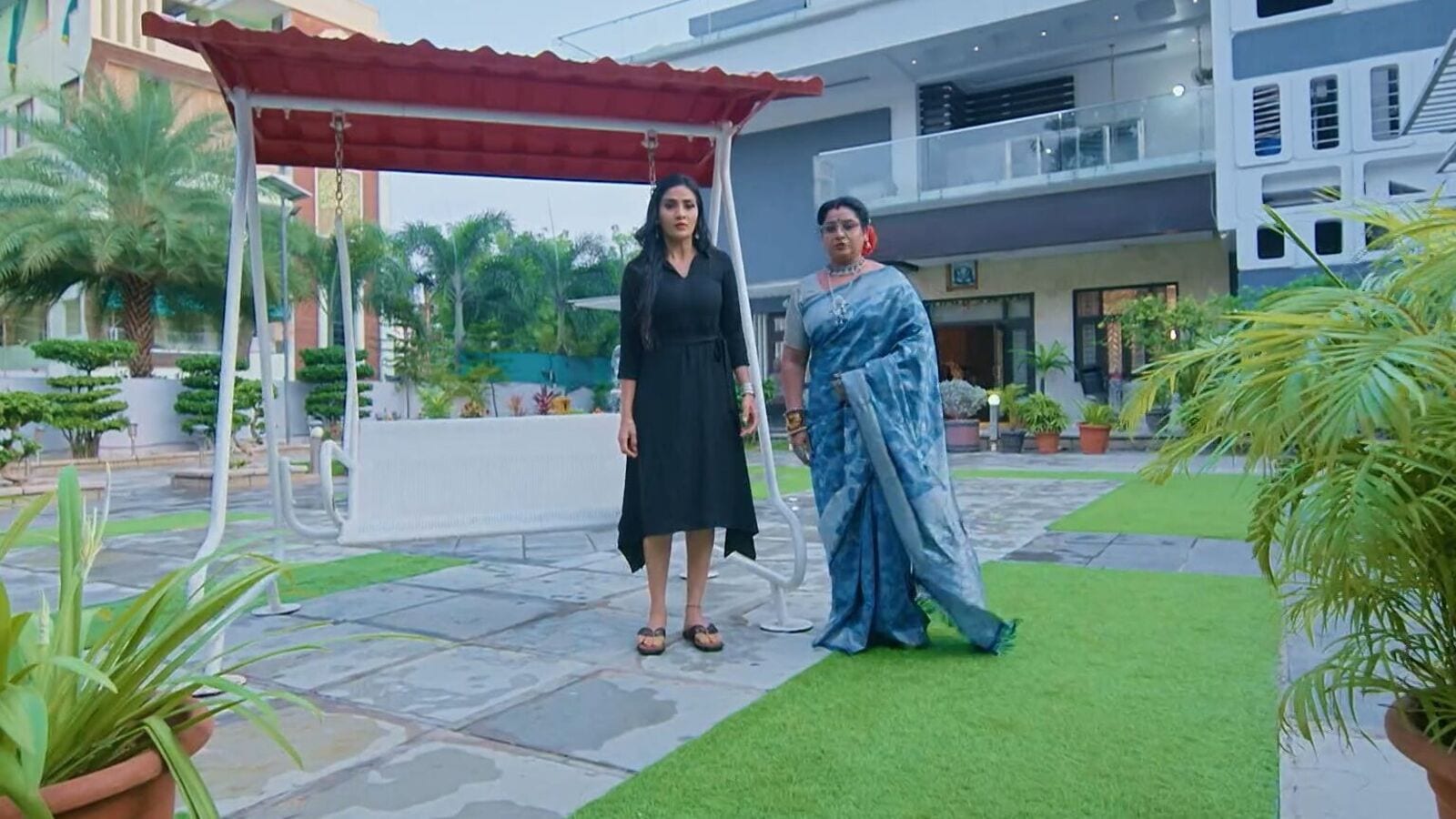 Karthika deepam october19th episode: పగతో రగిలిపోతున్న జ్యోత్స్న, పారు- ద్రోహం చేసిన దీపను క్షమించేది లేదన్న శివనారాయణ