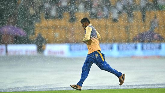 మధ్యాహ్నం 2 నుంచి 3 గంటల వరకు వర్షం పడే ఛాన్సులు 50 శాతానికి పైగా ఉన్నాయి. ఆ తర్వాత సాయంత్రం ఆరు గంటల వరకు 40 శాతంలోపుగా ఉన్నాయి. మొత్తంగా రేపు బెంగళూరు స్టేడియం వద్ద వాన పడే అవకాశాలు ఎక్కువగా ఉన్నాయి. మరి ఆటకు ఏ మాత్రం ఆటంకాలు కలుగుతాయో చూడాలి.&nbsp;