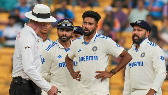 న్యూజిలాండ్‍తో తొలి టెస్టులో భారత్ కష్టాల్లో ఉంది. బెంగళూరులోని చిన్నస్వామి స్టేడియం వేదికగా జరుగుతున్న ఈ టెస్టులో న్యూజిలాండ్ ముందు కేవలం 107 పరుగుల లక్ష్యాన్ని మాత్రమే టీమిండియా ఉంచింది. రేపు (అక్టోబర్ 20) ఐదో రోజైన చివరి రోజు ఆట జరగనుంది. &nbsp;