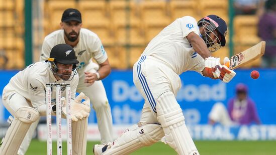 బెంగళూరు టెస్టులో రిషబ్ పంత్ కొట్టిన భారీ సిక్స్‌కి బంతి స్టేడియం వెలుపల పడింది. టిమ్ సౌథీ బౌలింగ్‌లో కొట్టిన ఒక సిక్స్ స్టేడియం పైకప్పుని తాకింది.&nbsp;