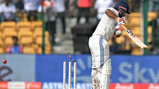 భారత స్టార్ వికెట్ కీపర్ రిషబ్ పంత్‌ను మరోసారి దురదృష్టం వెంటాడింది. న్యూజిలాండ్‌తో బెంగళూరులోని చిన్నస్వామి స్టేడియం వేదికగా జరుగుతున్న తొలి టెస్టు మ్యాచ్‌లో నాలుగో రోజై శనివారం వీరోచిత ఇన్నింగ్స్ ఆడిన రిషబ్ పంత్.. సెంచరీ ఒక్క పరుగు దూరంలో వికెట్ చేజార్చుకున్నాడు. టెస్టుల్లో రిషబ్ పంత్ సెంచరీ ముంగిట ఇలా ఔటవడం కెరీర్‌లో ఏడోసారి కావడం గమనార్హం.&nbsp;