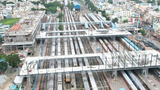 ప్రధాన టెర్మినల్ భవనం నుంచి స్టేషన్లోని అన్ని ప్లాట్ ఫాంలను అనుసంధానించేలా ఫుట్‌ ఓవర్ బ్రిడ్జిలు, ప్యాసింజర్‌ వెయిటింగ్ లాంజ్‌లు, కమర్షియల్ ఏరియా ఇతర సదుపాయాల నిర్మాణం చేపడుతారు. దేశంలో అత్యంత రద్దీగా ఉండే రైల్వే స్టేషన్లలో తిరుపతి కూడా ఒకటి కావడంతో భారీ ఎత్తున సదుపాయలు కల్పిస్తున్నారు. ఇందుకోసం అమృత్ స్టేషన్‌ స్కీమ్‌లో రూ.300కోట్లు కేటాయించారు.&nbsp;